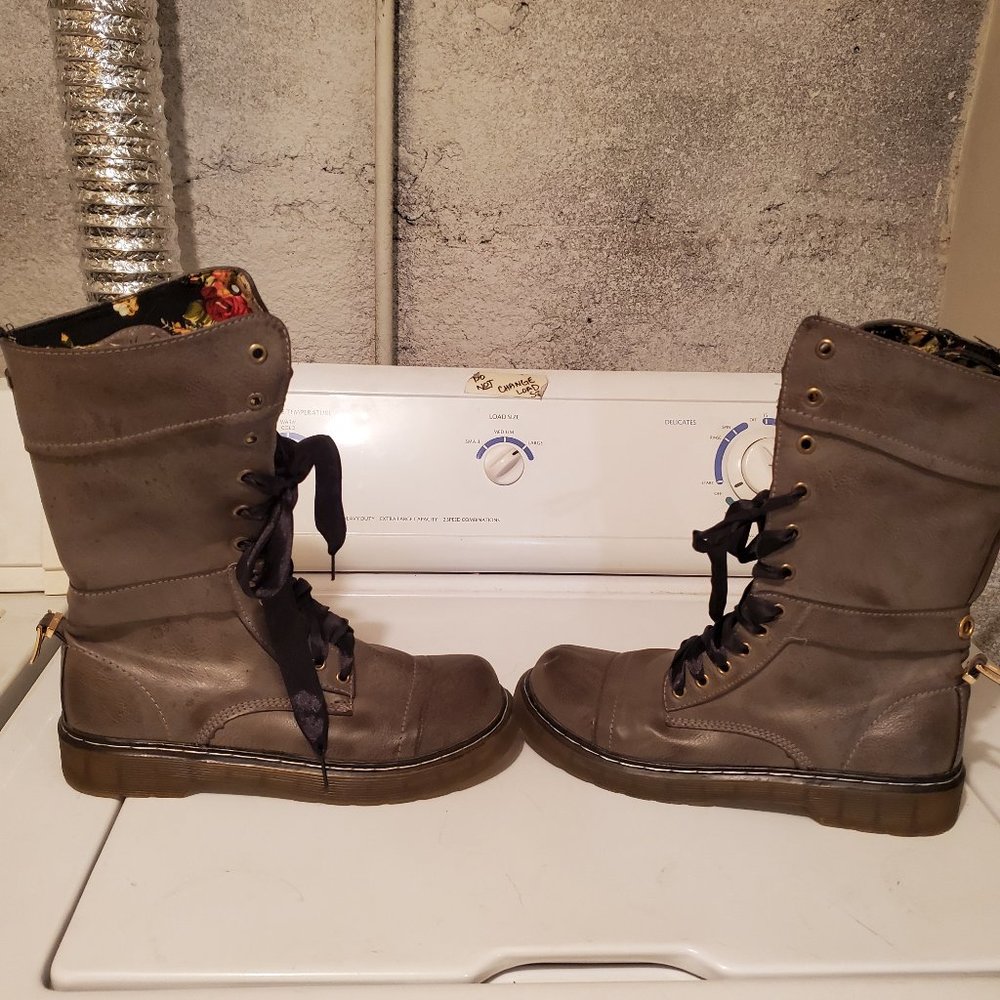 Boots - Picture 7 of 8